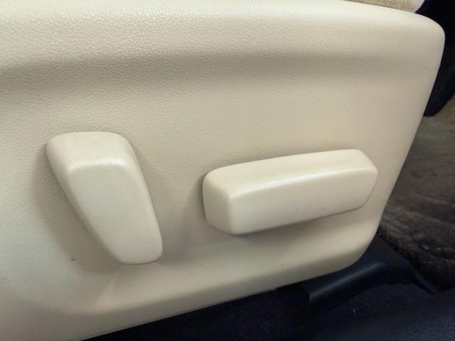 クラウンハイブリッド ロイヤルサルーンG 弊社ラッピング施行車両! 有名店価格の半値以下施工中! 法人ワンオーナー 純正ナビ クルコン パワーシート クリアランスソナー イージークロージャー ETC LEDヘッドライト キーレス(19枚目)