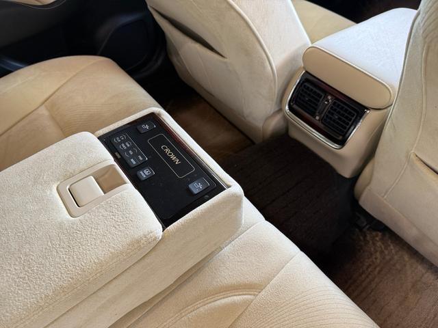 クラウンハイブリッド ロイヤルサルーンG 弊社ラッピング施行車両! 有名店価格の半値以下施工中! 法人ワンオーナー 純正ナビ クルコン パワーシート クリアランスソナー イージークロージャー ETC LEDヘッドライト キーレス(21枚目)