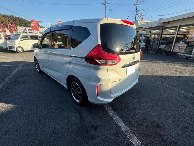 フリードハイブリッド ハイブリッド・Ｇホンダセンシング　１２ヵ月１２，０００ｋｍ保証付　純正ナビ　ワンセグＴＶ　Ｂｌｕｅｔｏｏｔｈ接続　バックカメラ　コーナーセンサー　社外ＡＷ　両側パワースライドドア　クルーズコントロール　スマートキー　電格ミラー（5枚目）