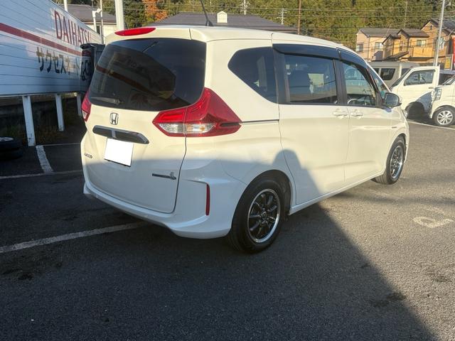 フリードハイブリッド ハイブリッド・Ｇホンダセンシング　１２ヵ月１２，０００ｋｍ保証付　純正ナビ　ワンセグＴＶ　Ｂｌｕｅｔｏｏｔｈ接続　バックカメラ　コーナーセンサー　社外ＡＷ　両側パワースライドドア　クルーズコントロール　スマートキー　電格ミラー（7枚目）