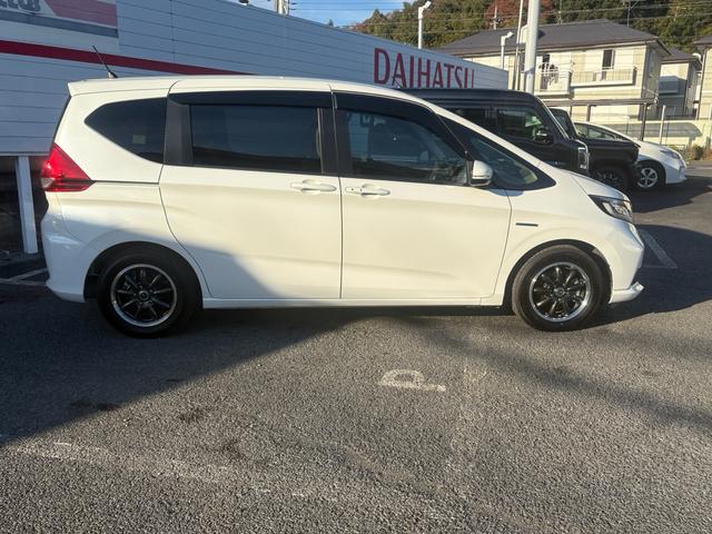 フリードハイブリッド ハイブリッド・Ｇホンダセンシング　１２ヵ月１２，０００ｋｍ保証付　純正ナビ　ワンセグＴＶ　Ｂｌｕｅｔｏｏｔｈ接続　バックカメラ　コーナーセンサー　社外ＡＷ　両側パワースライドドア　クルーズコントロール　スマートキー　電格ミラー（8枚目）