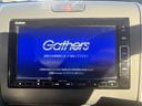 ハイブリッド・Ｇホンダセンシング　１２ヵ月１２，０００ｋｍ保証付　純正ナビ　ワンセグＴＶ　Ｂｌｕｅｔｏｏｔｈ接続　バックカメラ　コーナーセンサー　社外ＡＷ　両側パワースライドドア　クルーズコントロール　スマートキー　電格ミラー（17枚目）