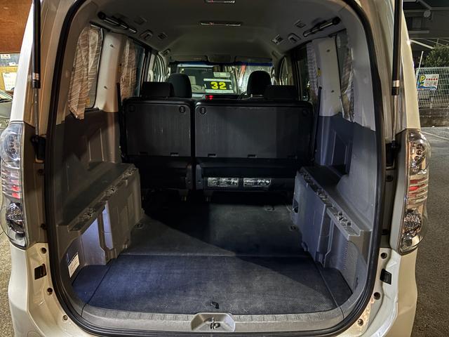 ヴォクシー トランス－Ｘ　タイミングチェーン　ＨＤＤナビＴＶ　キーレス　両側パワースライドドア　リアカメラ　ＨＩＤ　ＥＴＣ　ＤＶＤ　ＣＤ　ミュージックサーバー　ＵＳＢ（4枚目）