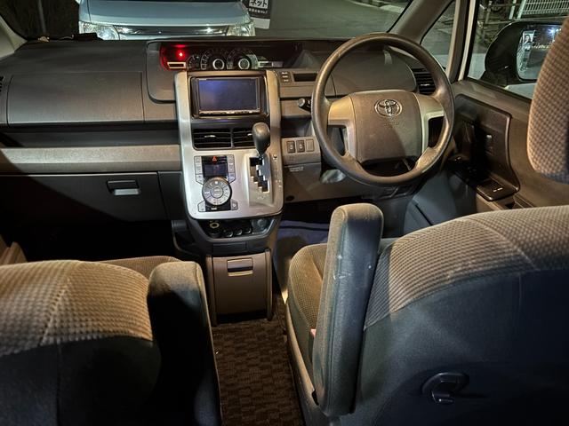 ヴォクシー トランス－Ｘ　タイミングチェーン　ＨＤＤナビＴＶ　キーレス　両側パワースライドドア　リアカメラ　ＨＩＤ　ＥＴＣ　ＤＶＤ　ＣＤ　ミュージックサーバー　ＵＳＢ（13枚目）