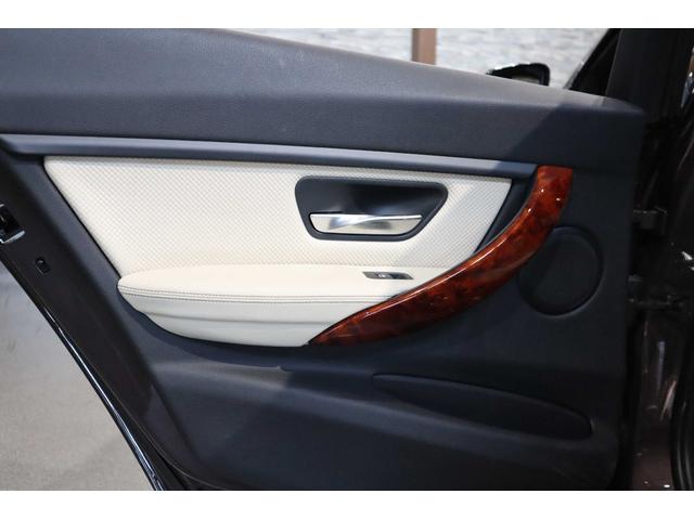 B3 ビターボ ツーリング 右H BMWindividualカラー&レザー アクラポ シートヒーター バックカメラ 電動トランク 記録簿・取説・スペアキー(18枚目)