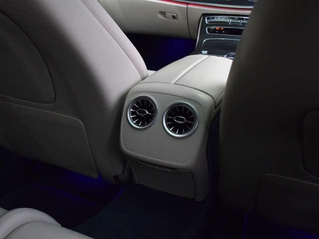 Eクラス E200 クーペ スポーツ BSG搭載モデル マキアートベージュ&ヨットブルー(16枚目)