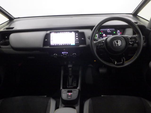 ドライバーを包み込むように、ディスプレーやスイッチ、コンソールを配置。座った瞬間から運転への期待が！空間そのものの心地よさにこだわっています。