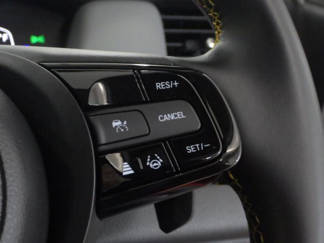 ハンドル右側にはクルーズコントロールのスイッチが装備され運転中の操作も安心して行えます！