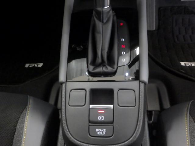 スイッチを引くだけで、パーキングブレーキが作動します♪