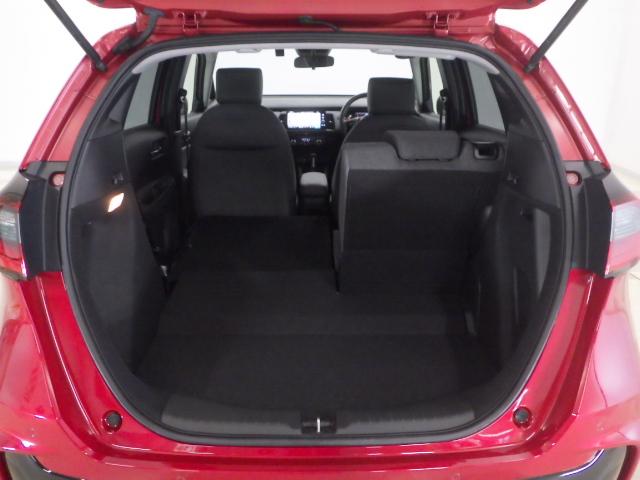 リアシートは６：４の分割可倒式で荷物に合わせて積み込み可能です★シートアレンジ次第でさまざまな大きさの荷物の積み込みが可能です♪