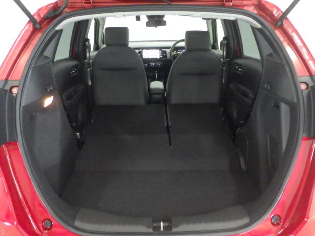リアシートを倒せば広々荷室の出来上がり♪アレンジ次第でさまざまな荷物が積み込めますよ。