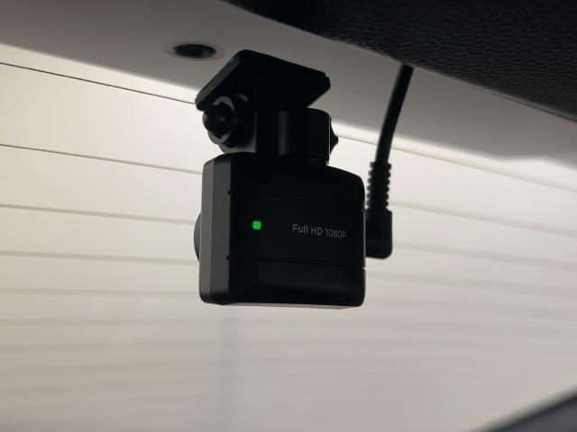 ヴェゼル ｅ：ＨＥＶＺ　／ホンダセンシング／９インチコネクトナビ／社外前後ドラレコ／ハンドル＆シートヒータ／コードレス充電／ワンオーナー／禁煙／障害物センサー／オートハイビーム／ハンズフリーアクセスパワーテールゲート／ＶＳＡ（10枚目）