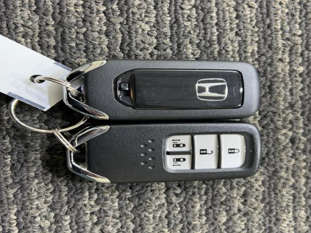 ステップワゴンスパーダ スパーダホンダセンシング　盗難防止　助手席エアバッグ　ワンオーナ－　Ｗパワスラ　記録簿有　地デジ　サイドエアバッグ　ＬＥＤライト　横滑り防止システム　オートエアコン　リアカメラ　ナビ＆ＴＶ　ＥＴＣ付（19枚目）