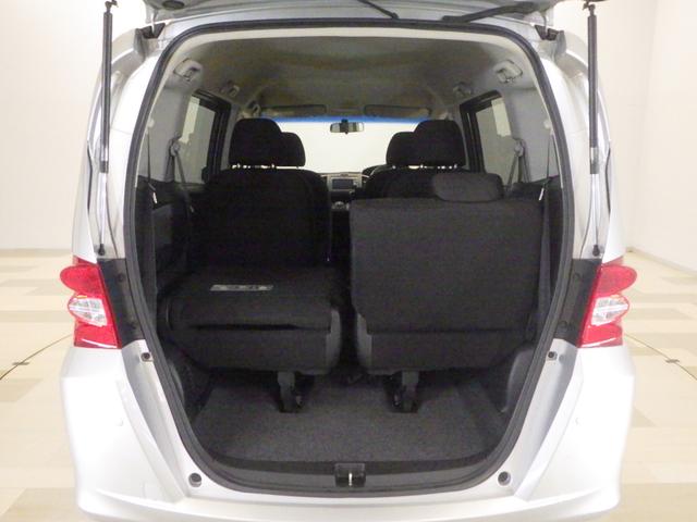 フリード Ｇジャストセレクション　禁煙車　Ｂモニター　定期点検記録簿　助手席エアバッグ　ＵＳＢ　ＡＵＴＯエアコン　１セグ　パワステ　ナビＴＶ　両側スライド片側電動　ＥＴＣ　運転席エアバッグ　ＰＷ　ＡＢＳ　ＤＶＤ再生　ウォークスルー（21枚目）