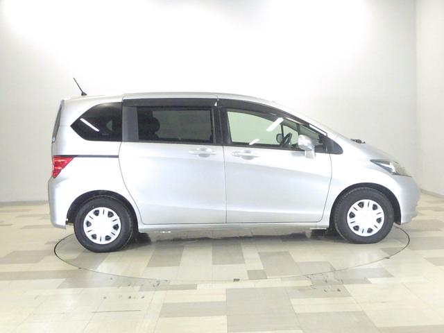 フリード Ｇジャストセレクション　禁煙車　Ｂモニター　定期点検記録簿　助手席エアバッグ　ＵＳＢ　ＡＵＴＯエアコン　１セグ　パワステ　ナビＴＶ　両側スライド片側電動　ＥＴＣ　運転席エアバッグ　ＰＷ　ＡＢＳ　ＤＶＤ再生　ウォークスルー（25枚目）