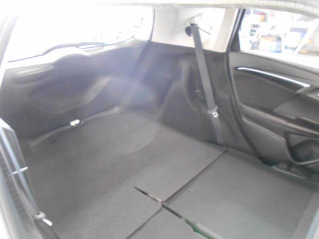 フィットハイブリッド Ｆパッケージ　ワンオーナー／禁煙／衝突軽減ブレーキ／ＣＤプレイヤー／ドアバイザー／ＬＥＤヘッドライト／オートライト／フォグライト／サイドカーテンＳＲＳ／スマートキー／横滑抑制機能／整備記録簿／走行距離無制限１年保証（20枚目）