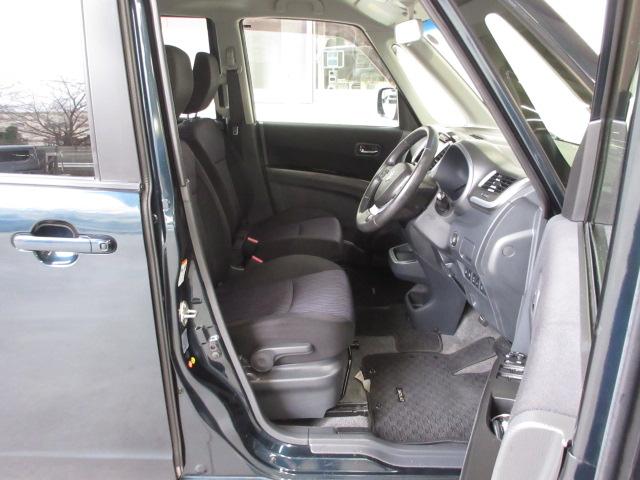 �^�]�Ȃ͑傫�ȍ��ʂƕ�ݍ��ނ悤�Ȕw�����ꂪ�g�̑S�̂��x���܂��B�㎿�ȃV�[�g���̗p�������Ԃ̉^�]��R�[�i�[�̑����������K�ł��B�������Ƃ��̓���X�y�[�X���]�T�����Ղ�Ń����O�h���C�u���y�`���ł���