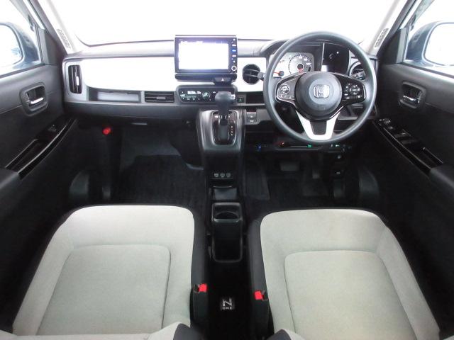 �h���C�o�[���ݍ��ނ悤�ɁA�f�B�X�v���[��X�C�b�`�A�R���\�[����z�u�B�������u�Ԃ���^�]�ւ̊��҂��I��Ԃ��̂��̂̐S�n�悳�ɂ�������Ă��܂��B