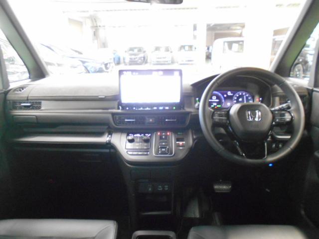 �h���C�o�[���ݍ��ނ悤�ɁA�f�B�X�v���[��X�C�b�`�A�R���\�[����z�u�B�������u�Ԃ���^�]�ւ̊��҂��I��Ԃ��̂��̂̐S�n�悳�ɂ�������Ă��܂��B