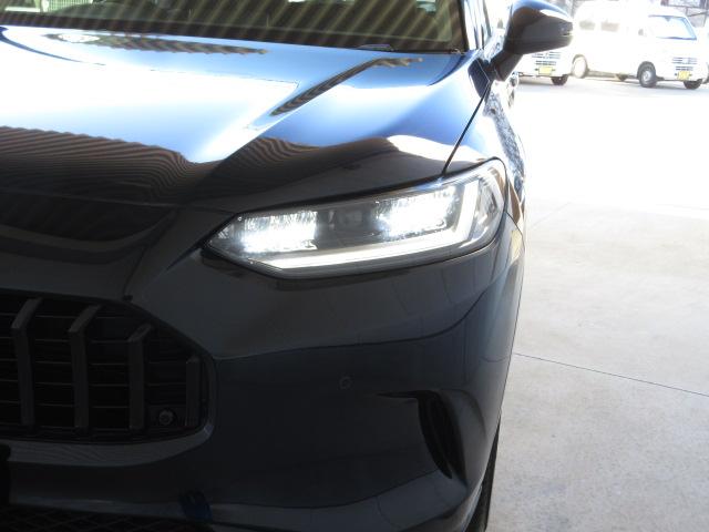 ���A�_�v�e�B�u�h���C�r���O�r�[���ƈ��S���̂���k�d�c�w�b�h���C�g���̗p�B�n�C�r�[���Ǝ˒��ɐ�s�Ԃ�Ό��Ԃ����m����Ǝ��ӏ󋵂ɉ����ďƎ˔͈͂������ŃR���g���[���B���s�҂�W�������Ղ��ł�