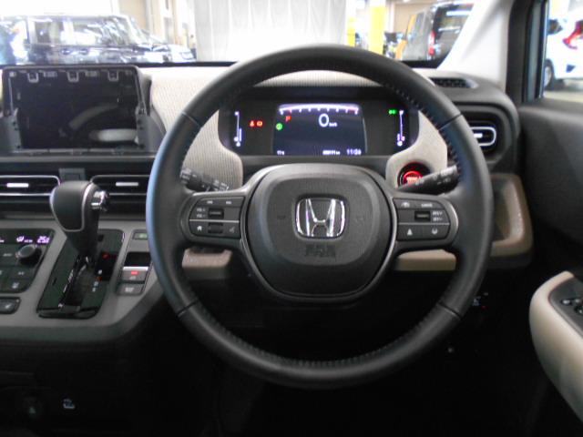 フリード エアーＥＸ　／ＢＳＩ／合皮コンビシート／リヤクーラー／サイドカーテンＳＲＳ／ブレーキホールド／シートヒータ／ＬＥＤライト／オートライト／オートハイビーム／ＡＣＣ／ＥＴＣ／オートリトラミラー／シートバックテーブル（16枚目）