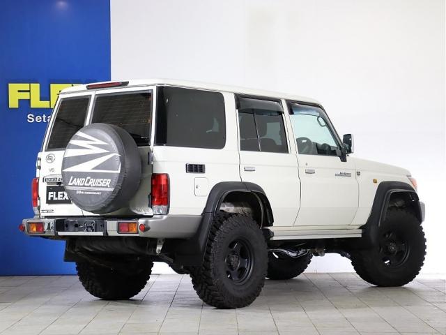 ランドクルーザー７０ ４．０　４ＷＤ　リフトアップ　迫力のカスタム　下取り直販車両　　５速マニュアル　各部　チッピング塗装　ブラッドレーＶ　１６インチＡＷ　ＧＥＯＬＡＮＤＡＲ　３１５ＭＴタイヤ　Ｐａｎａｓｏｎｉｃ　７インチナビ（4枚目）
