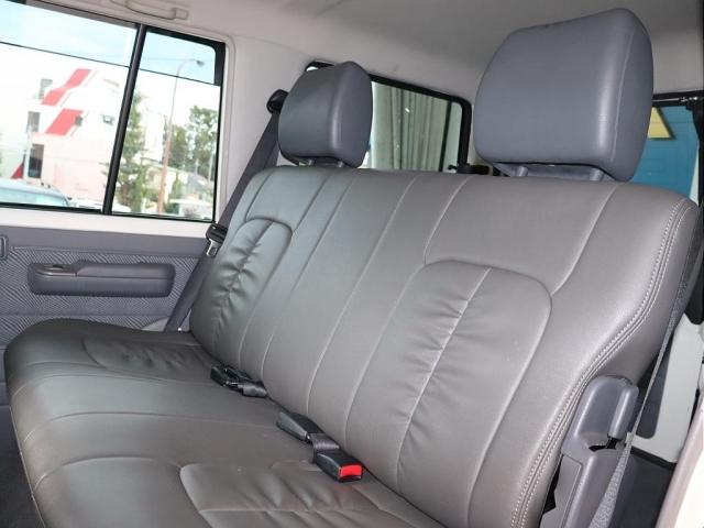 ランドクルーザー７０ ４．０　４ＷＤ　リフトアップ　迫力のカスタム　下取り直販車両　　５速マニュアル　各部　チッピング塗装　ブラッドレーＶ　１６インチＡＷ　ＧＥＯＬＡＮＤＡＲ　３１５ＭＴタイヤ　Ｐａｎａｓｏｎｉｃ　７インチナビ（7枚目）