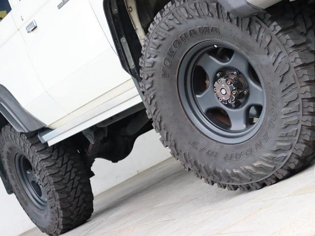 ランドクルーザー７０ ４．０　４ＷＤ　リフトアップ　迫力のカスタム　下取り直販車両　　５速マニュアル　各部　チッピング塗装　ブラッドレーＶ　１６インチＡＷ　ＧＥＯＬＡＮＤＡＲ　３１５ＭＴタイヤ　Ｐａｎａｓｏｎｉｃ　７インチナビ（16枚目）