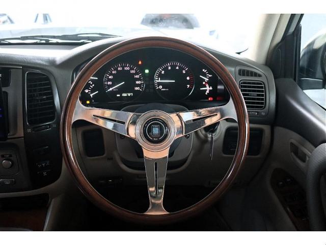 ランドクルーザー１００ ＶＸリミテッド　ＦＬＥＸオリジナルカスタム　Ｒｅｎｏｃａ１０６　角目フェイス　ムーンウォークグレー　リアゲートスムージング施工　ＤＥＡＮコロラドホイール　ＢＦＧタイヤ　パナソニック１０インチナビ　バックカメラ　ＥＴＣ（13枚目）