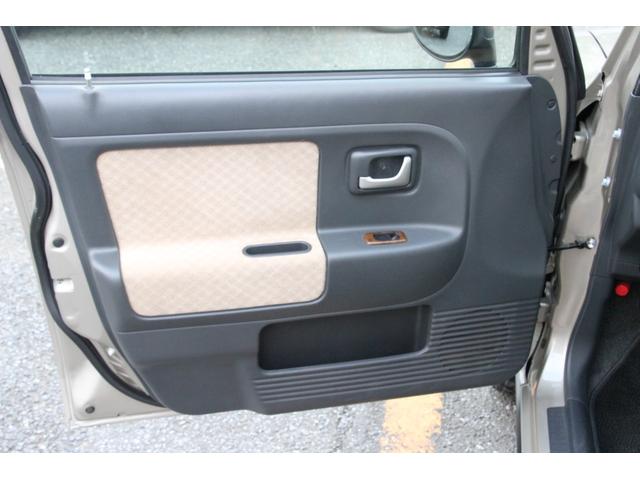 アルトラパン モード ドレスダウンカスタム レトロスタイル オールペイント ちょいリフトアップ 黒てっちん&マッドタイヤ新品 ルーフバスケット ウッドコンビステア&ウッドパネル レッドテール キーレス 整備渡し 保証付(17枚目)