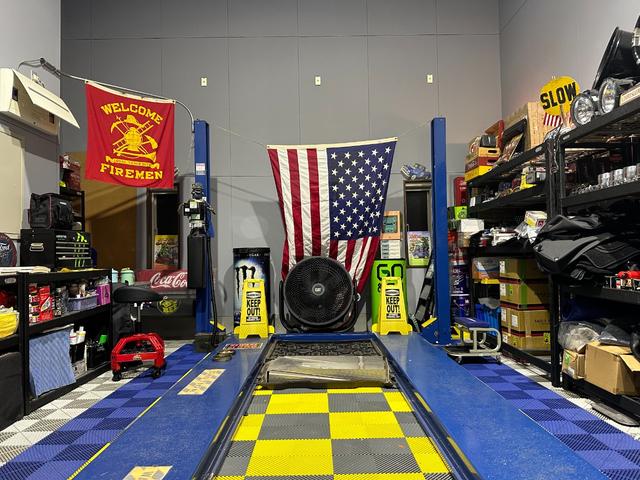 国土交通省指定工場にて納車前点検後の引き渡しです。外国自動車組合（ＦＡＩＡ）加盟店にてバッテリー上がりなど急なトラブルにも対応できる全国３００拠点の整備ネットワーク店で安心と信頼のサービス対応できます