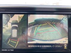 パノラマモニターは車を上から見下ろしたような映像をナビ画面に表示し、運転をアシストする機能です。駐車や幅寄せのアシストだけでなく、事故を未然に防ぐ安全装備としても機能します。 4