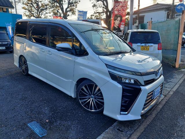 ヴォクシー ＺＳ　純正９インチナビ・テレビ・リヤカメラ・後席フリップダウンモニター・両側パワースライドドア・ミラー型前後ドラレコ・ビルトインＥＴＣ・社外車高調・社外１９インチアルミ（2枚目）