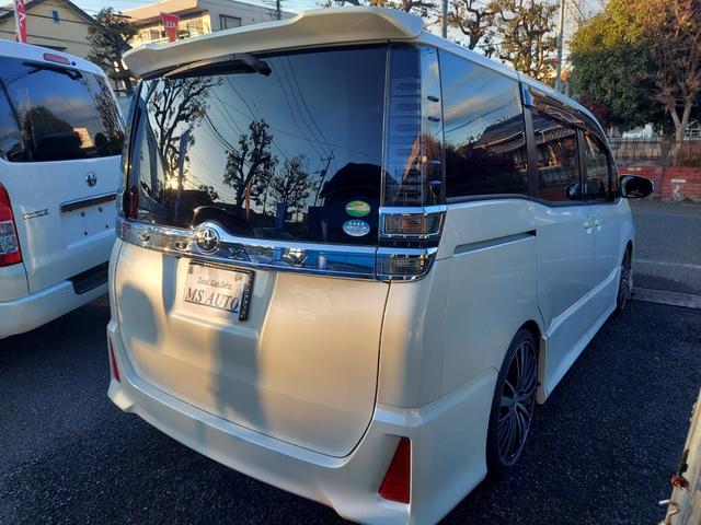 ヴォクシー ＺＳ　純正９インチナビ・テレビ・リヤカメラ・後席フリップダウンモニター・両側パワースライドドア・ミラー型前後ドラレコ・ビルトインＥＴＣ・社外車高調・社外１９インチアルミ（7枚目）