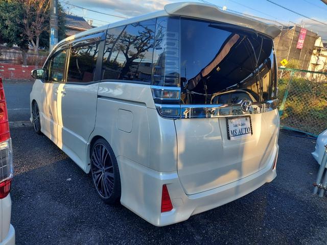 ヴォクシー ＺＳ　純正９インチナビ・テレビ・リヤカメラ・後席フリップダウンモニター・両側パワースライドドア・ミラー型前後ドラレコ・ビルトインＥＴＣ・社外車高調・社外１９インチアルミ（8枚目）