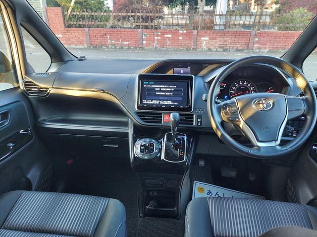 ヴォクシー ＺＳ　純正９インチナビ・テレビ・リヤカメラ・後席フリップダウンモニター・両側パワースライドドア・ミラー型前後ドラレコ・ビルトインＥＴＣ・社外車高調・社外１９インチアルミ（9枚目）