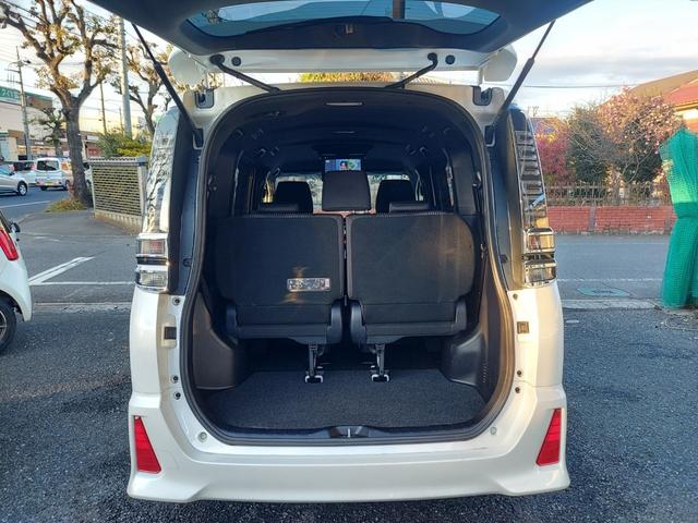 ヴォクシー ＺＳ　純正９インチナビ・テレビ・リヤカメラ・後席フリップダウンモニター・両側パワースライドドア・ミラー型前後ドラレコ・ビルトインＥＴＣ・社外車高調・社外１９インチアルミ（22枚目）