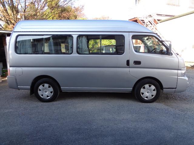 キャラバン 2400ccKA24ノンターボガソリンエンジン 10人乗り送迎車両 デュアルエアコン ABS リクライニングモケットシート カセット 時計 ホイールキャップ ハイルーフ ETC センタードアロック(5枚目)