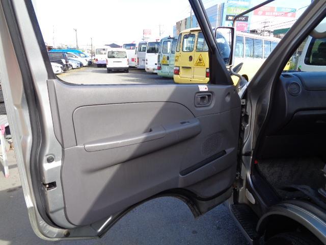 キャラバン 2400ccKA24ノンターボガソリンエンジン 10人乗り送迎車両 デュアルエアコン ABS リクライニングモケットシート カセット 時計 ホイールキャップ ハイルーフ ETC センタードアロック(12枚目)