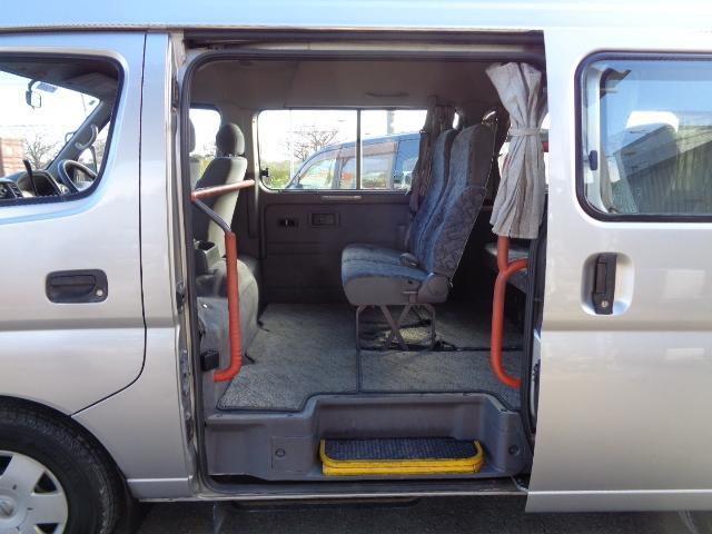 キャラバン 2400ccKA24ノンターボガソリンエンジン 10人乗り送迎車両 デュアルエアコン ABS リクライニングモケットシート カセット 時計 ホイールキャップ ハイルーフ ETC センタードアロック(13枚目)