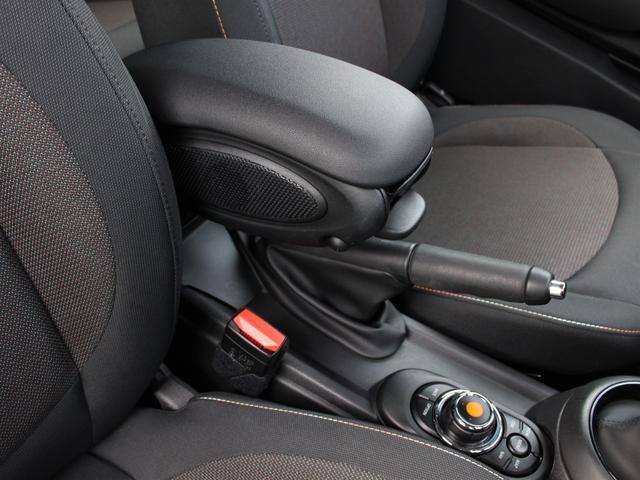 クーパーD 新車保証 禁煙車 純正HDDタッチナビ LEDヘッド バックカメラ 前後センサー インテリセーフティ コンフォートアクセス ETC 取説 記録簿 スペアキー MINIカーテシライト Bluetooth(40枚目)