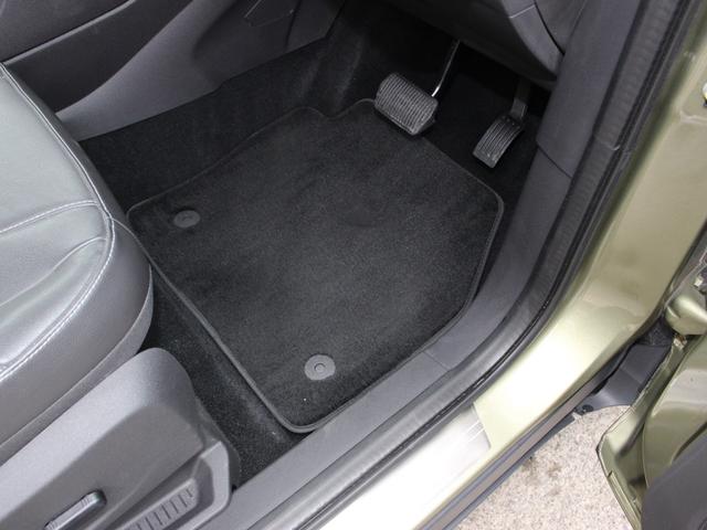 クーガ タイタニアム 4WD・サンルーフ・黒レザー・純正ナビBカメラ・サイドカメラ・前後ドラレコ・キセノン・シートヒーター・クルーズC・リアPゲート・18アルミ・Bトゥース・USB・コーナーセンサー・Pシート・18アルミ(70枚目)