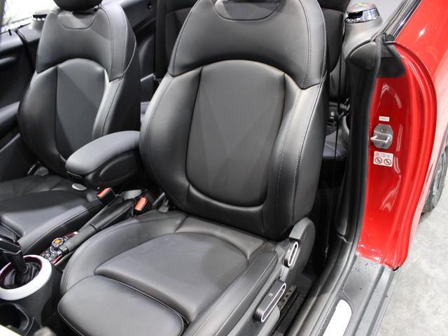 MINI クーパー コンバーチブル ディーラー直仕入/1オーナー/毎年ディーラー整備/ペッパーPKG/ストリートスタイル/ユニオンジャック幌/黒革/純正ナビ/バックカメラ/インテリジェントセーフティ/シートヒーター/2025年製タイヤ(12枚目)