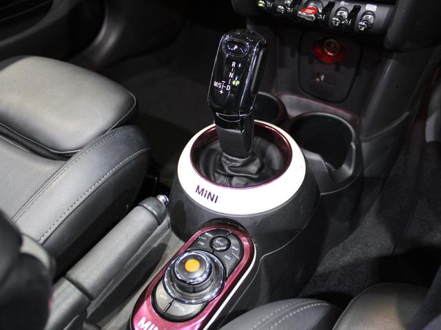 MINI クーパー コンバーチブル ディーラー直仕入/1オーナー/毎年ディーラー整備/ペッパーPKG/ストリートスタイル/ユニオンジャック幌/黒革/純正ナビ/バックカメラ/インテリジェントセーフティ/シートヒーター/2025年製タイヤ(22枚目)