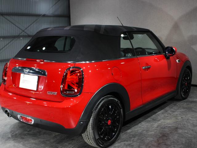 MINI クーパー コンバーチブル ディーラー直仕入/1オーナー/毎年ディーラー整備/ペッパーPKG/ストリートスタイル/ユニオンジャック幌/黒革/純正ナビ/バックカメラ/インテリジェントセーフティ/シートヒーター/2025年製タイヤ(32枚目)