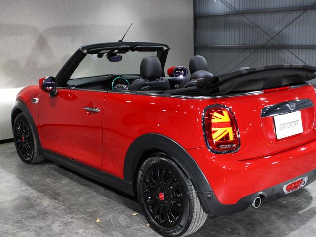 MINI クーパー コンバーチブル ディーラー直仕入/1オーナー/毎年ディーラー整備/ペッパーPKG/ストリートスタイル/ユニオンジャック幌/黒革/純正ナビ/バックカメラ/インテリジェントセーフティ/シートヒーター/2025年製タイヤ(33枚目)