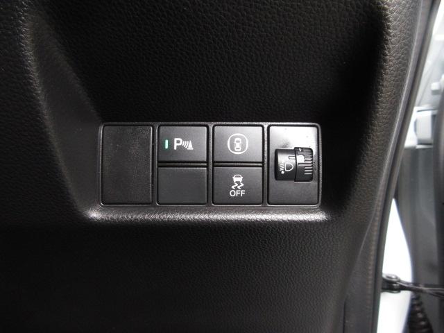 フィット ｅ：ＨＥＶホーム　禁煙車　元レンタカー　コネクト対応ナビ　リアカメラ　ＢＴオーディオ　センシング　フルセグ　Ｃセンサー　整備記録簿　ワンオーナ　リヤカメラ　サイドＳＲＳ　ＬＥＤヘッドランプ　スマートキー　ナビＴＶ（14枚目）