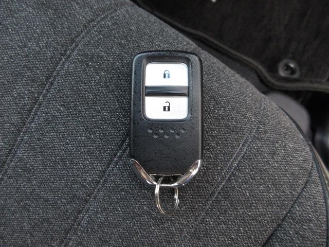 フィット ｅ：ＨＥＶホーム　禁煙車　元レンタカー　コネクト対応ナビ　リアカメラ　ＢＴオーディオ　センシング　フルセグ　Ｃセンサー　整備記録簿　ワンオーナ　リヤカメラ　サイドＳＲＳ　ＬＥＤヘッドランプ　スマートキー　ナビＴＶ（32枚目）