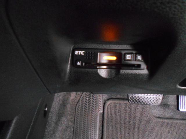 フィット Ｌ　禁煙車　ナビ　リアカメラ　スマートキー　ＨＩＤ　ＥＴＣ　ＤＶＤ　ＣＤ　ワンセグＴＶ　社外アルミ　盗難防止システム　エアコン　キーレス　ＡＢＳ　パワーウィンドウ　デュアルエアバック　パワーステアリング（6枚目）