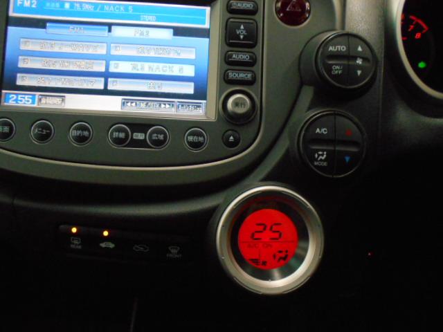 フィット Ｌ　禁煙車　ナビ　リアカメラ　スマートキー　ＨＩＤ　ＥＴＣ　ＤＶＤ　ＣＤ　ワンセグＴＶ　社外アルミ　盗難防止システム　エアコン　キーレス　ＡＢＳ　パワーウィンドウ　デュアルエアバック　パワーステアリング（9枚目）